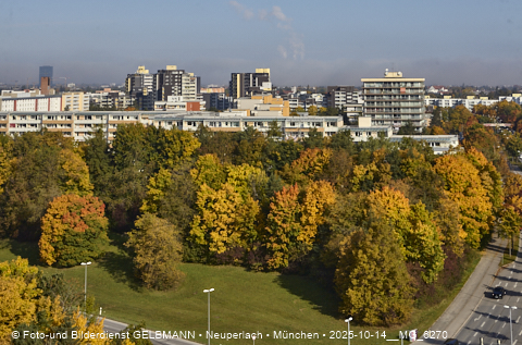 15.10.2025 - goldener Oktober mit Blick auf das Marx-Zentrum und Wohnanlage am Karl-Marx-Ring 52-62